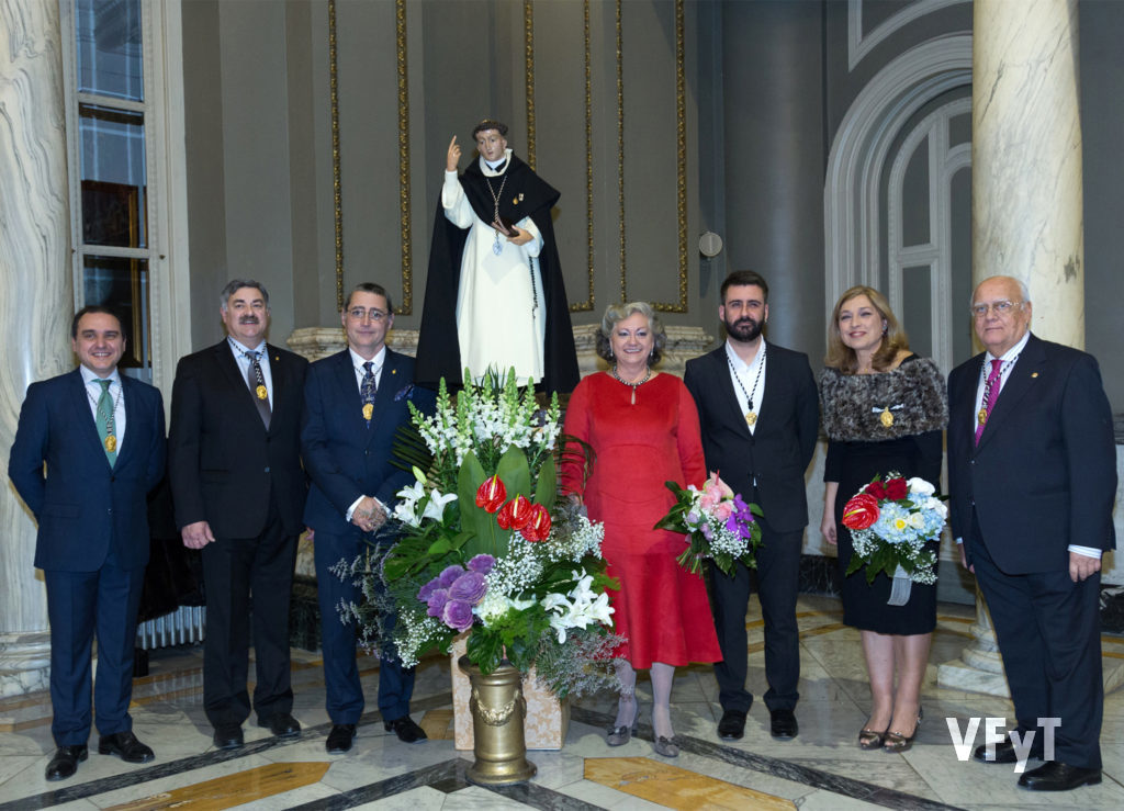 Carmela Morell, el día de su nombramiento como Honorable Clavariesa de las Fiestas Vicentinas, en el Salón de Cristal del Ayuntamiento de Valencia, con la directiva de la Junta Central Vicentina. Foto Manolo Guallart.