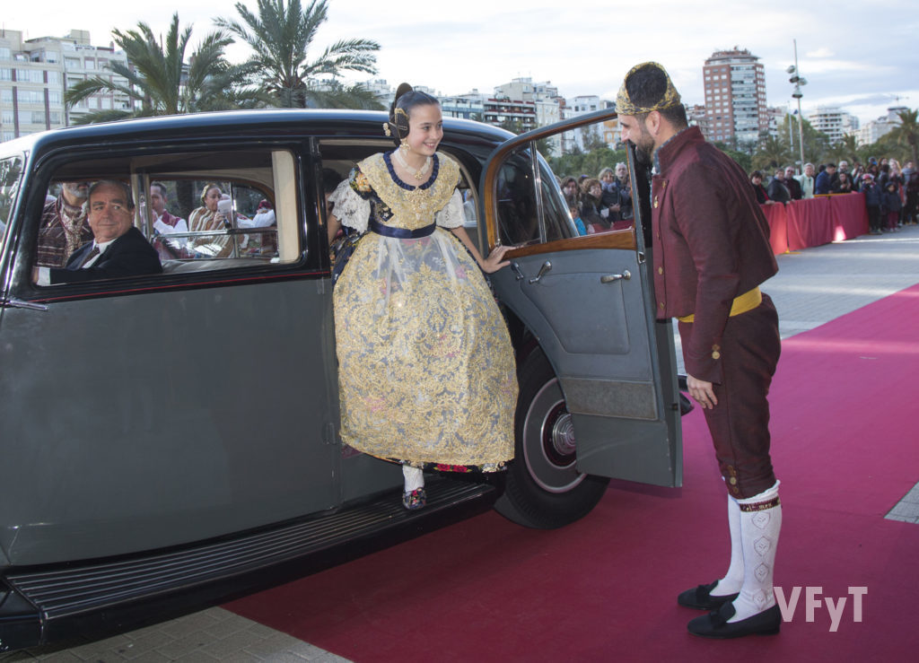 Pere Fuset recibe a Daniela Gómez en el Palau de la Música en el acto de su exaltación como Fallera Mayor Infantil de Valencia. Foto de Manolo Guallart.