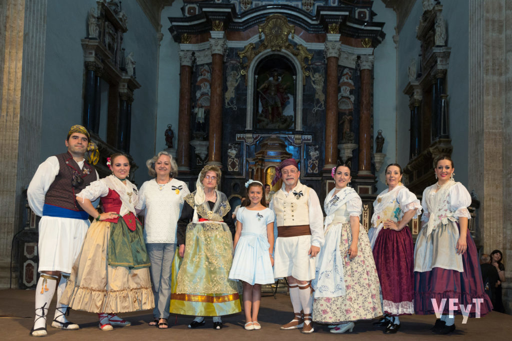 Carmela Morell posa con una representación del Grup de Danses del Altar de Russafa durante la celebración del 30º aniversario del grupo que tuvo lugar en San Miguel de los Reyes. Foto de Manolo Guallart.