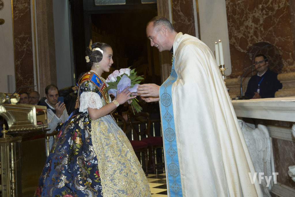 Ofrenda de Daniela Gómez, Fallera Mayor Infantil de Valencia, a la Virgen de los Desamparados en la Basílica . Foto de Manolo Guallart.
