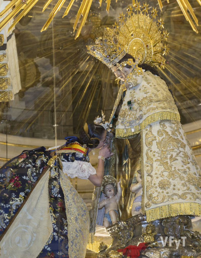 Daniela Gómez, Fallera Mayor Infantil de Valencia, ante la Virgen de los Desamparados. Foto de Manolo Guallart.