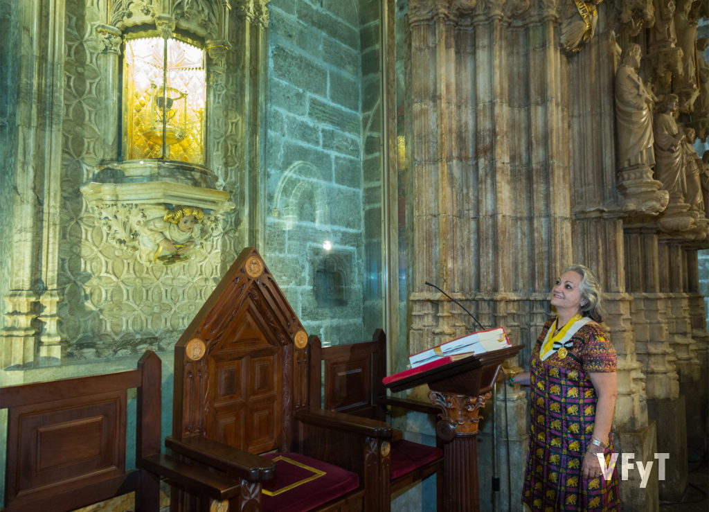 Carmela Morell, Dama del Santo Cáliz, durante la peregrinación de la Junta Central Vicentina a la capilla de la sagrada reliquia. Foto de Manolo Guallart.