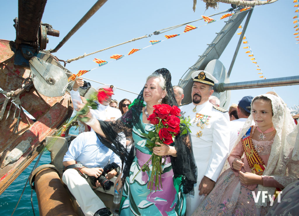 Carmela Morell, acompañada por el Comandante Naval en la ofrenda floral a la Virgen del Carmen en el Puerto de Valencia. Foto de Manolo Guallart.