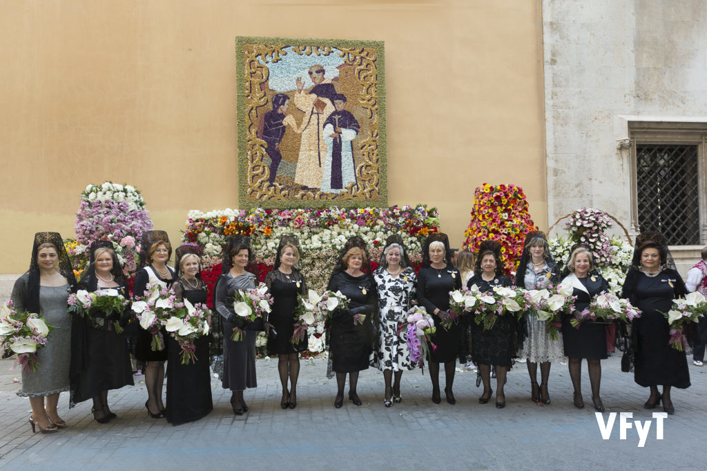 Carmela Morell con Honorables Clavariesas de año santeriores junto al tapiz floral de la Casa Natalicia antes de la ofrenda al santo el día de la fiesta. Foto de Manolo Guallart.