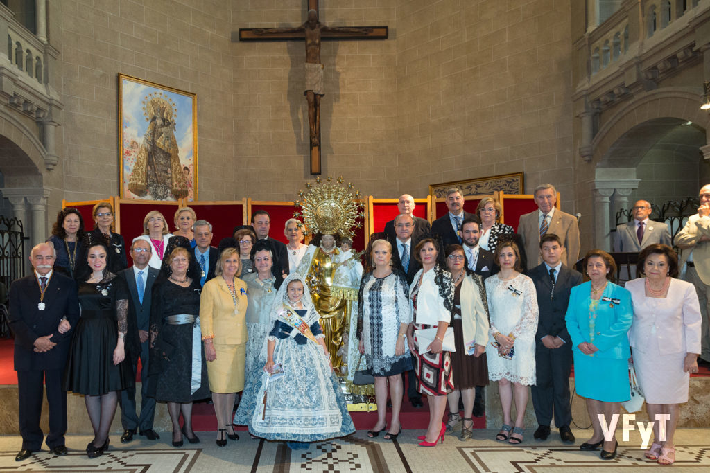 Carmela Morell con los Clavarios Mayores y presidentes de altar vicentinos en el acto del Besamano a la Virgen de los Desamparados en la capilla de la Escolanía. Foto de Manolo Guallart.
