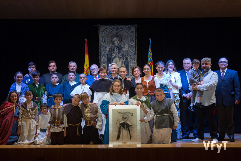 Carmela Morell posa con el Altar del Tossal, ganador del Concurso de Milagros de San Vicente Ferrer durante la entrega de los premios en el Auditorio de la ONCE. Foto de Manolo Guallart.