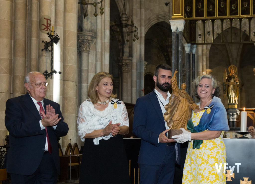 Carmela Morell recibe la imagen oficial de San Vicente Ferrer de manos de Pere Fuset y en presencia de María Falcón, HC de 2016 y de José Miguel Gutiérrez en el acto celebrado en la Basílica del Santo. Foto de Manolo Guallart.