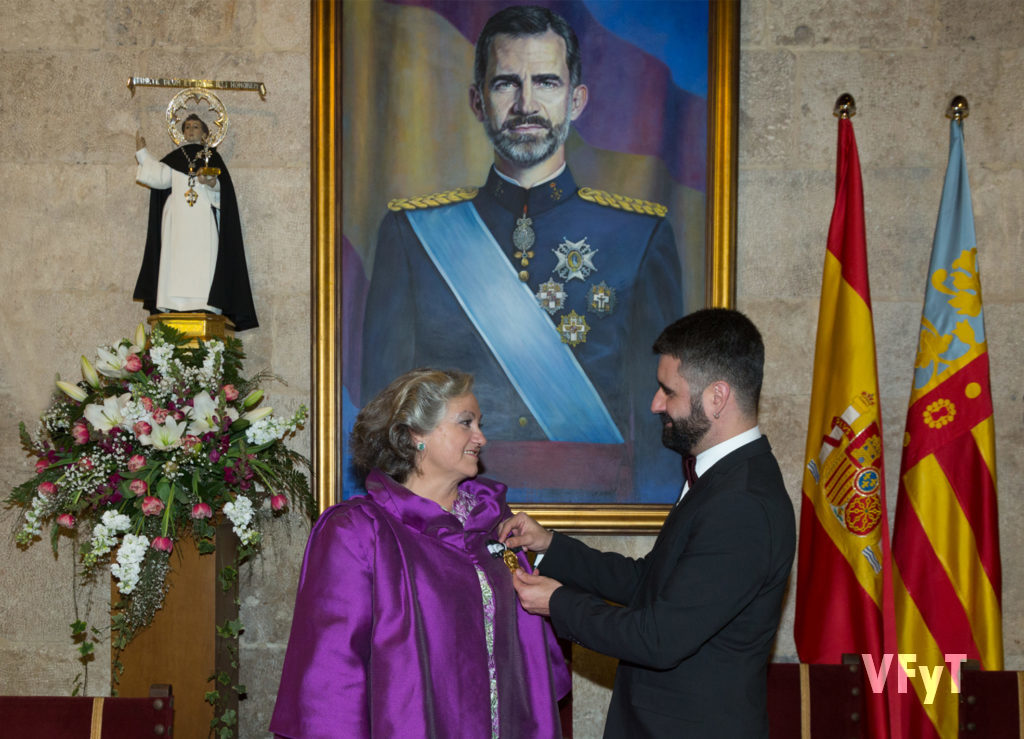 Carmela Morell recibe de Pere Fuset, presidente de la Junta Central Vicentina, la medalla como Honorable Clavariesa de las Fiestas Vicentinas 2017, en un acto celebrado en el Salón del Trono del Antiguo Convento de Santo Domingo. Foto de Manolo Guallart.