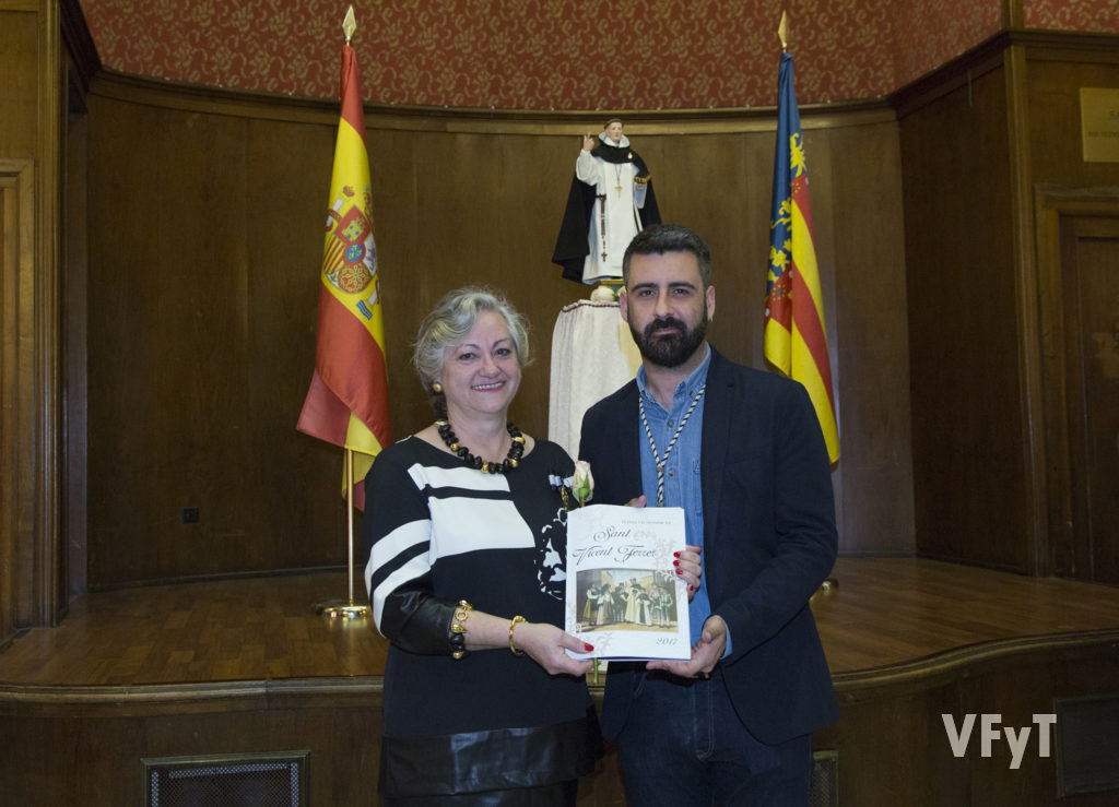 Carmela Morll con Pere Fuset, presidente de la Junta Central Vicentina, en la presentación del Libro Oficial que tuvo lugar en el Ateneo Mercantil.