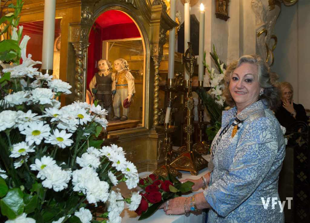 Carmela Morell en la ofrenda floral a San Vicente Ferrer en el acto del Pregón que organiza el Altar del Mercat en la parroquia de los Santos Juanes. Foto de Manolo Guallart.