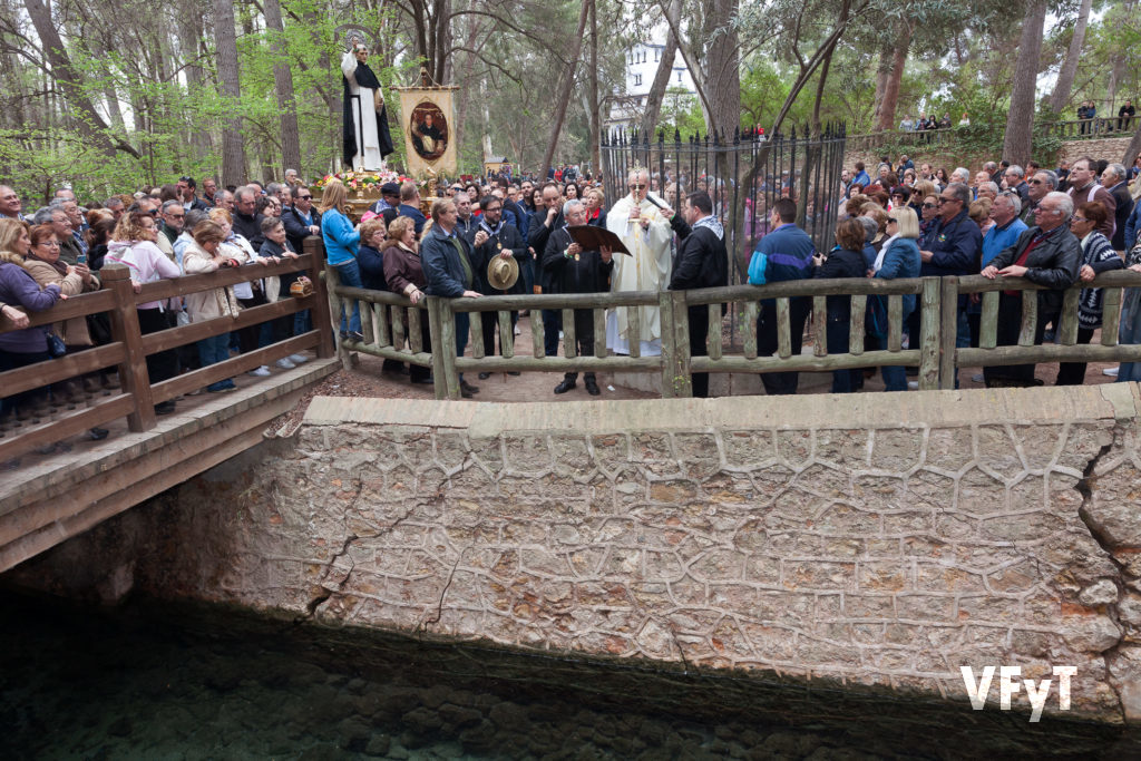 Tradicional rogativa a San Vicente Ferrer y bendición de las aguas del lago en la ermita del Llíria. foto de Manolo Guallart.