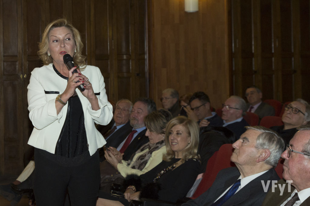 Ana Subiela, esposa y musa del poeta Ferran Garrido, recitando un poema ante el público asistente a presentación de 'Reflejos'. Foto de Manolo Guallart.