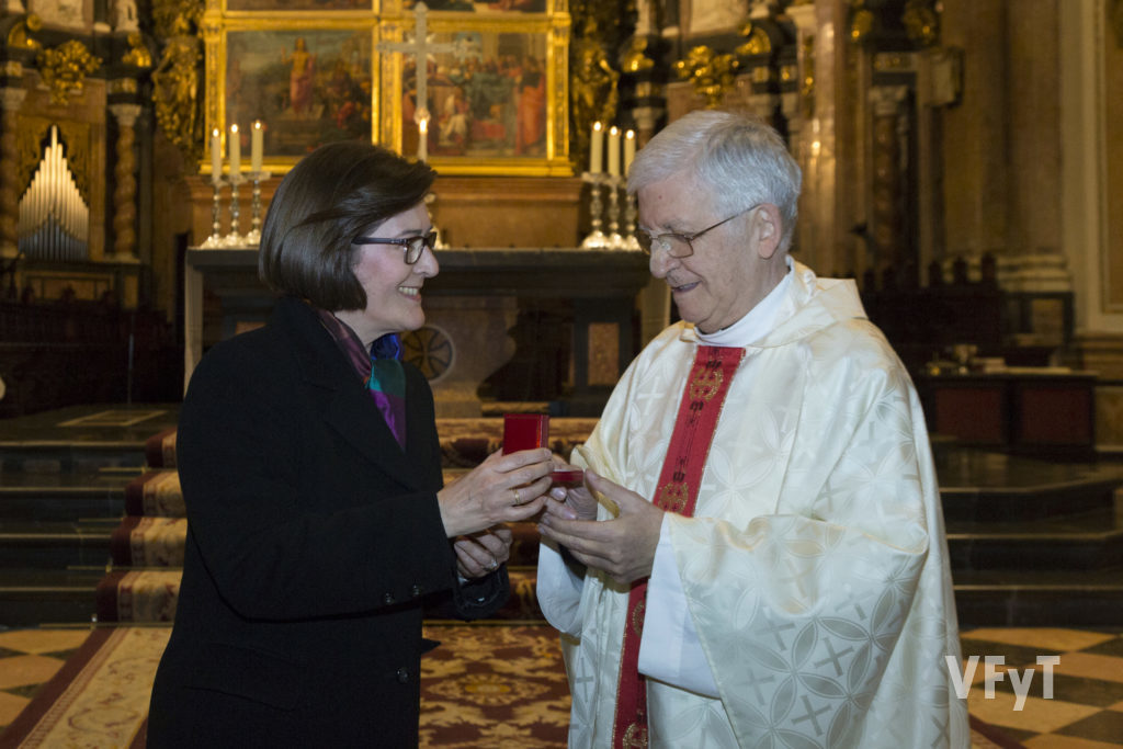 María jesús Arlandis, presidenta de la Hospitalidad Valenciana de Lourdes, entrega una medalla al hasta ahora consiliario, Vicente Video. Foto de Manolo Guallart.