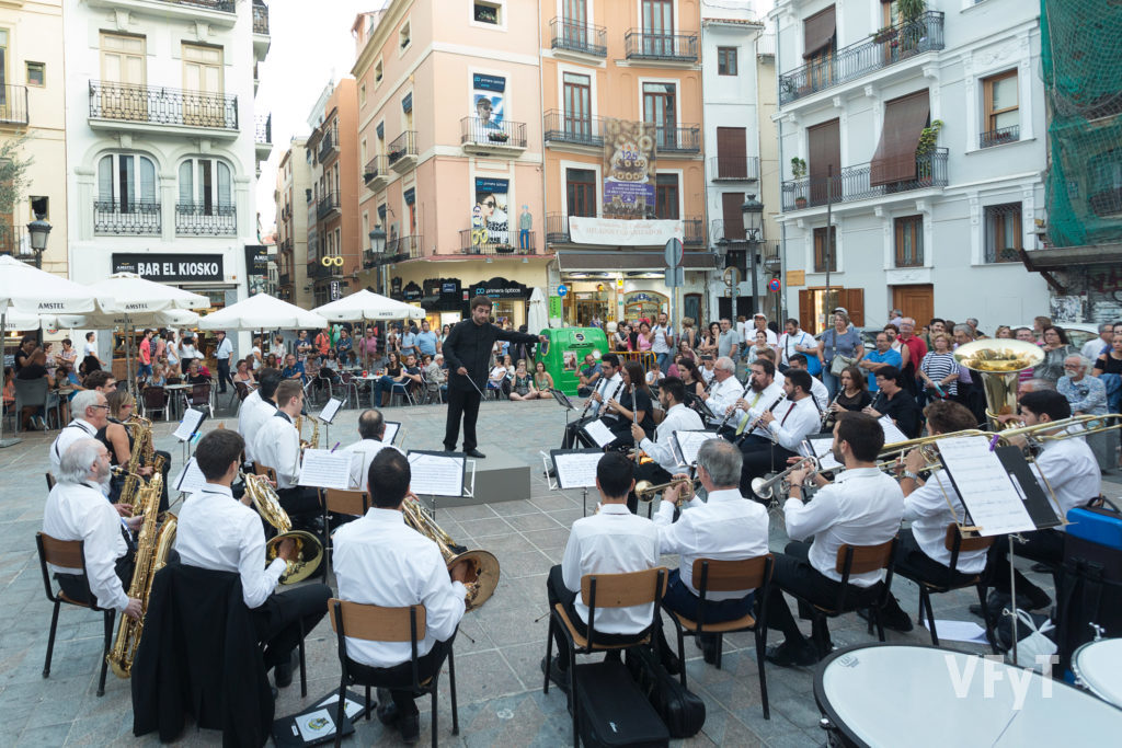 El director musical Vicente Gabarda en una reciente actuación con la Unió Musical Centre Històric en la Plaza del Collado. Foto de Manolo Guallart.