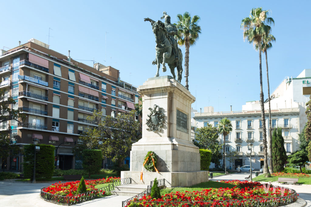Plaza Alfonso El Magnánimo, con la estatua ecuestre del Rey Don Jaime. Foto de Manolo Guallart.