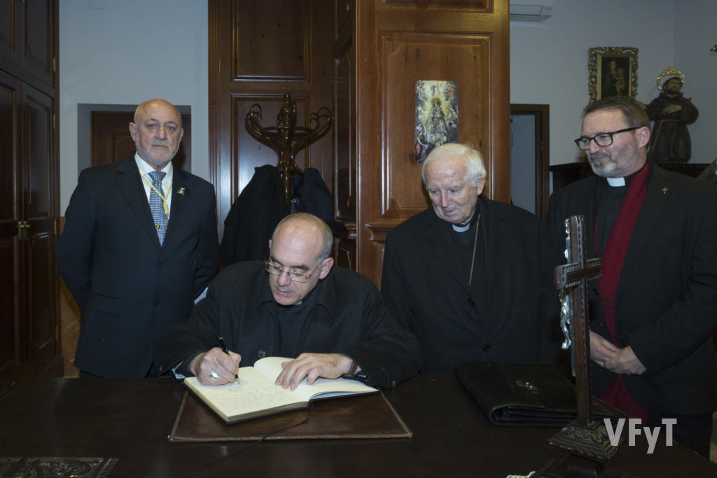 El obispo Ros firma en el Libro de Oro de la Junat Mayor de la Semana Santa. Foto de Manolo Guallart.