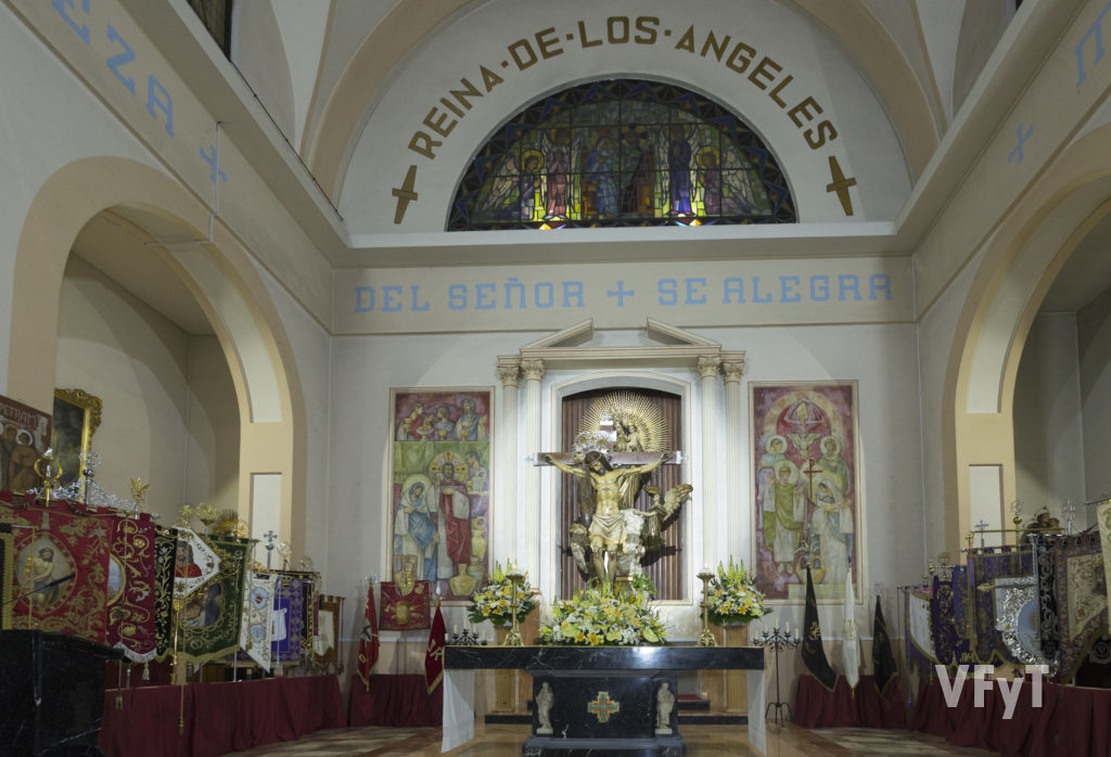 El altar mayor de la parroquia Nuestra Señora de los Ángeles, presidido por el Cristo del Salvador, patrón del Cabanyal, con los estandartes de la Semana Santa Marinera. Foto Manolo Guallart.