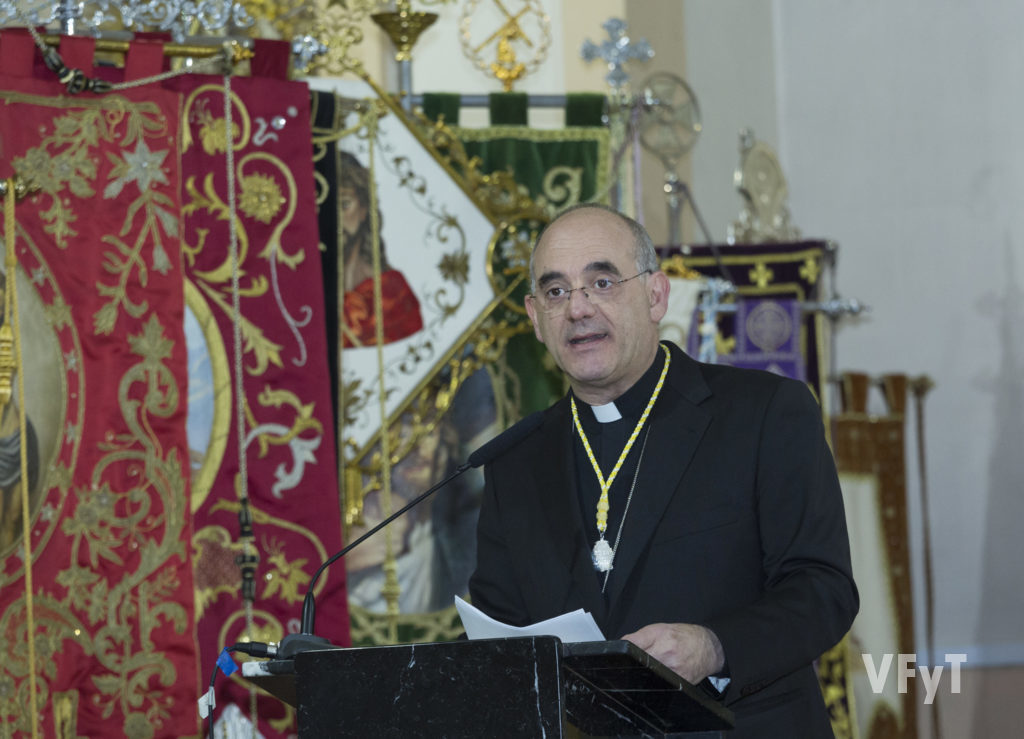 El obispo Arturo Ros, pregonero de la Semana Santa Marinera. Foto de Manolo Guallart.