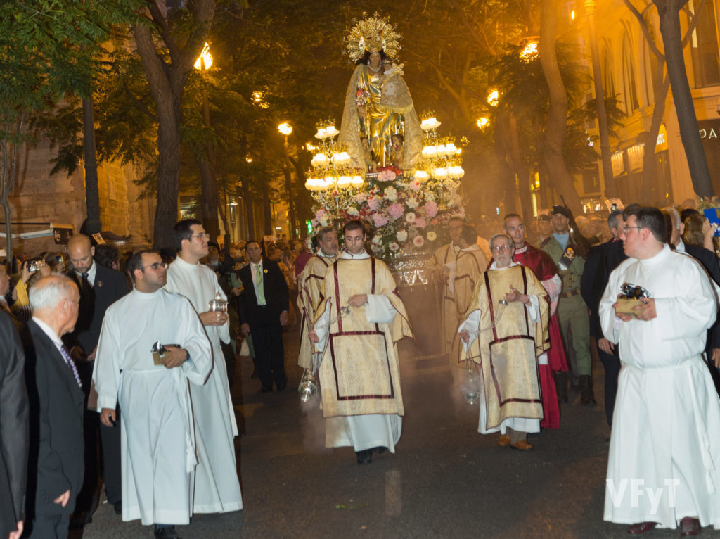 La Virgen de los Desamparados en procesión a su paso por la parroquia de San Martín en la calle de San Vicente Mártir. Foto de Manolo Guallart.