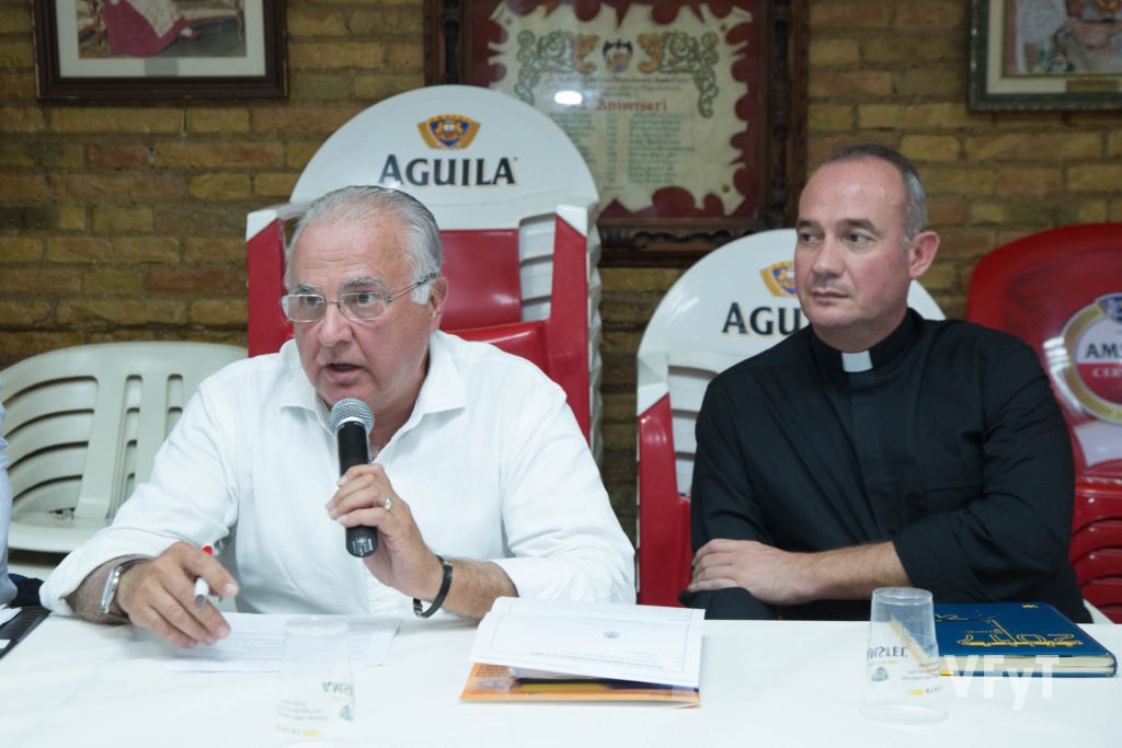 Francisco Esteve en una asamblea de Amics del Corpus, acompañado de Álvaro Almenar, consiliario de la asociación