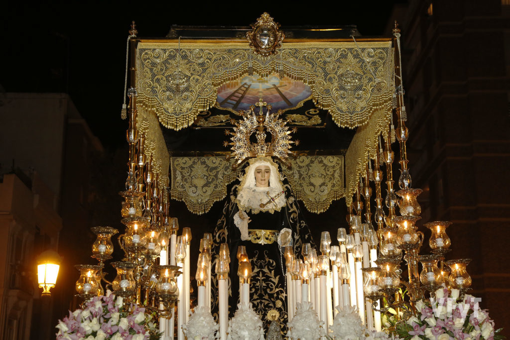 La Virgen de los Dolores Del Grao en su palio durante el Santo Entierro de la Semana Santa Marinera de 2018. Foto de Manolo Guallart.