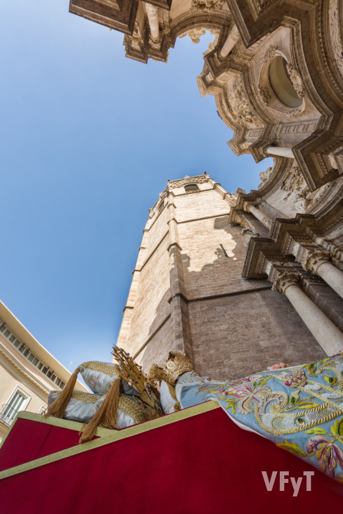La 'Dormición de la Virgen' en la puerta de los Hieeros de la Catedral de Valencia. Foto de Manolo Guallart.