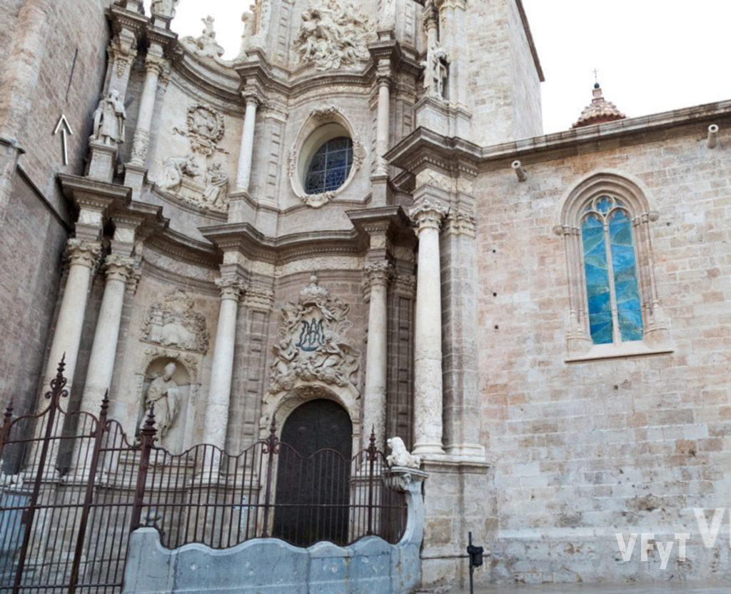 El alineamiento solar de la Catedral de Valencia se produce en la Fiesta de la Asución de la Virgen por una ventana que indica la flecha. Foto de Manolo Guallart.
