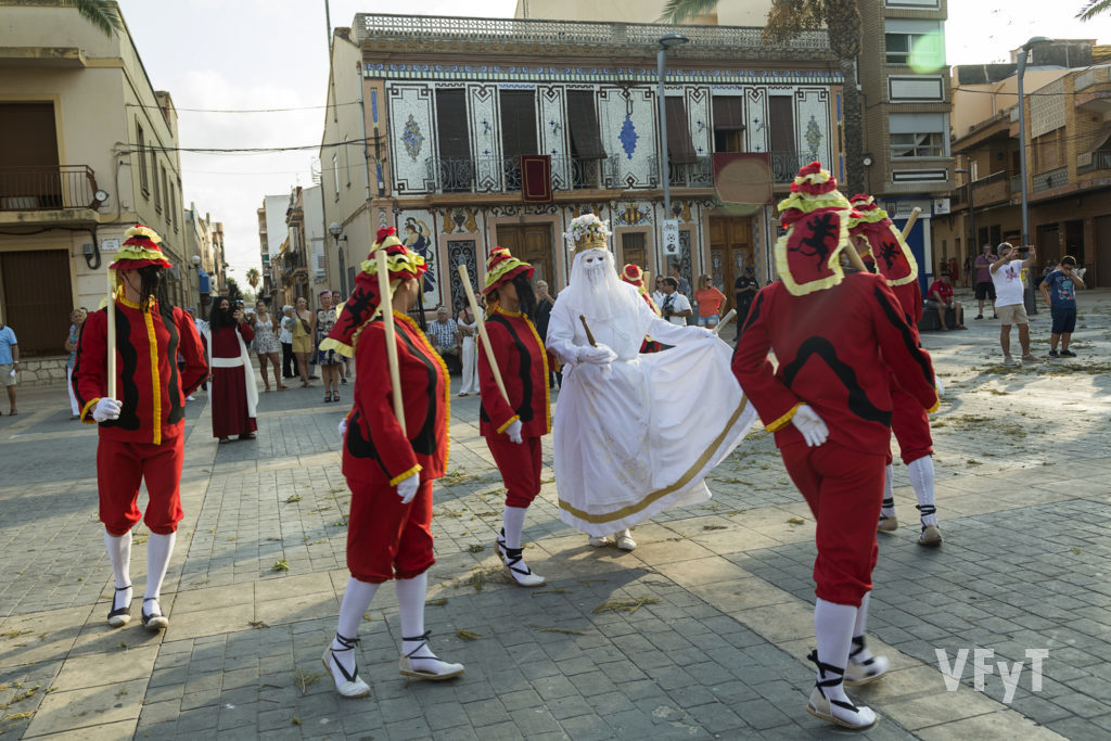 Danza de 'La Moma' en el Corpus de Almàssera.Foto de Manolo Guallart.