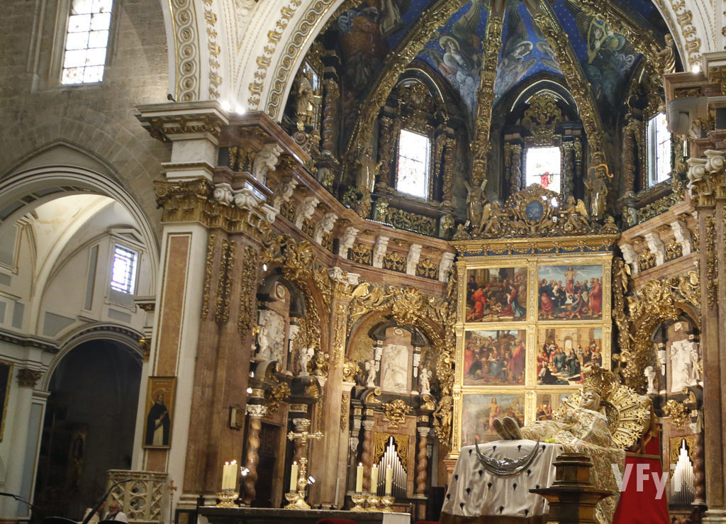 La imagen de la Dormición de la Virgen, esta mañana en el presbiterio de la Catedral de Valencia en los momentos previos a la misa.
