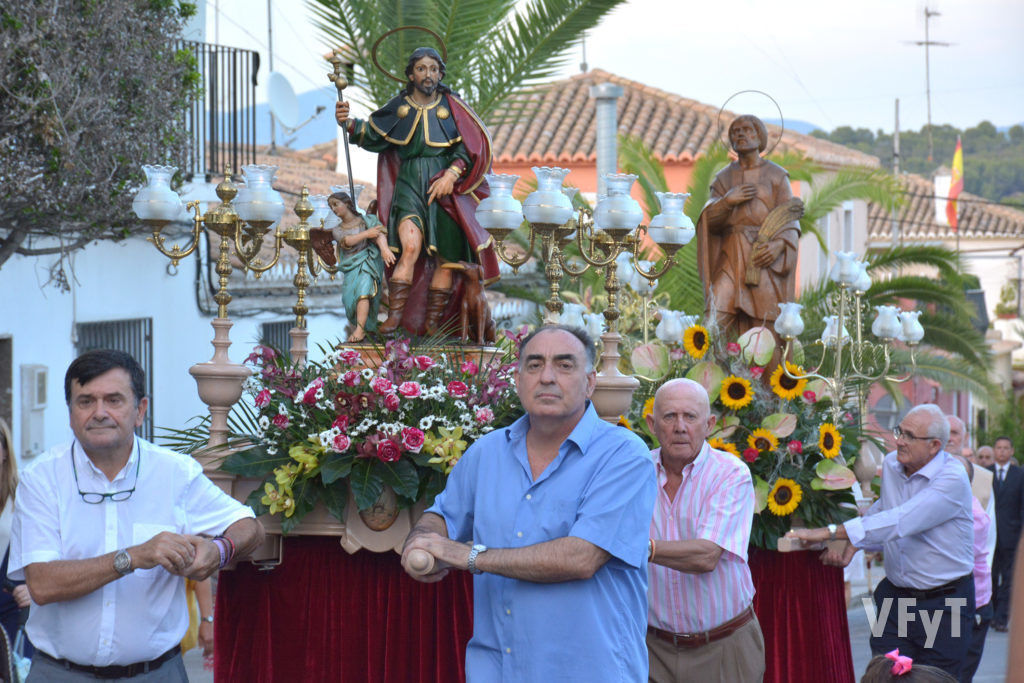 San Roque acompàñado por San Isidro en la procesión. Foto de Vicente Almenar.