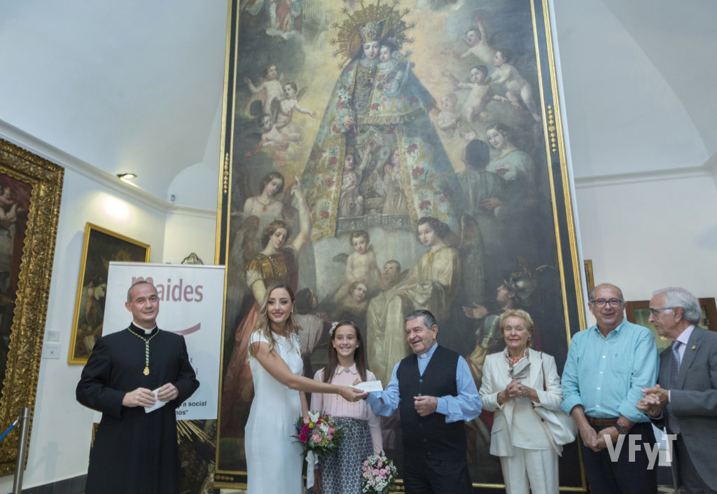 Entrega del donativo fallero a la Fundación MAIDES en el Museo Mariano de la Virgen de los Desamparados. Foto de Manolo Guallart.
