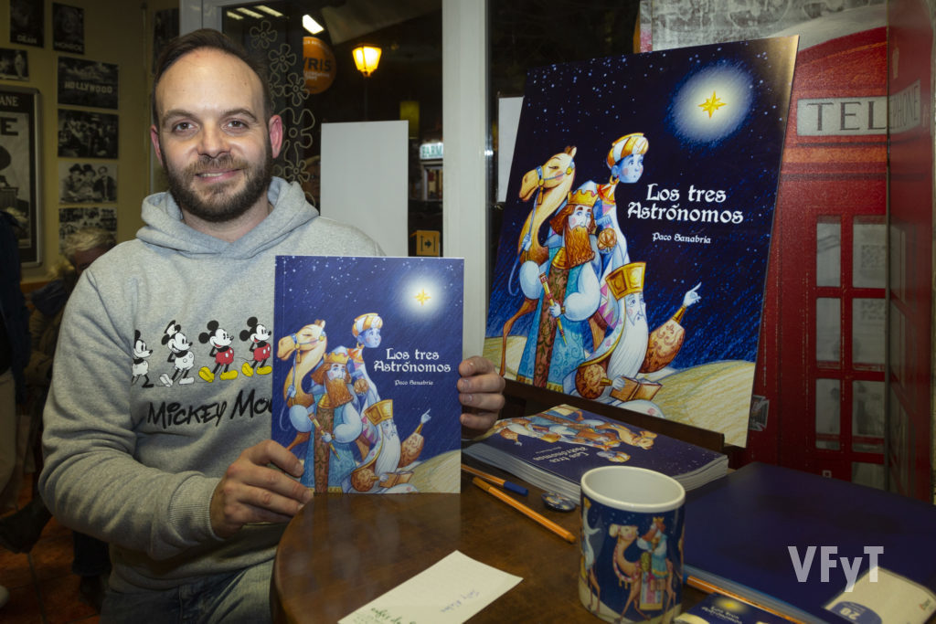 El artista Paco Sanabria con su nueva publicación 'Los tres Astrónomos'. Foto de Manolo Guallart.