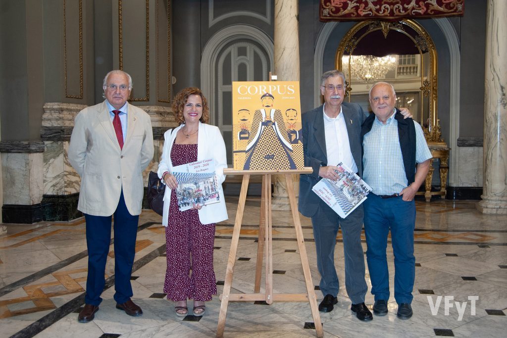 El artista Pedro Molero, con el presidente de Amics del Corpus Francisco Esteve, la concejala Pilar Bernabé y el historiador Rafael Solaz