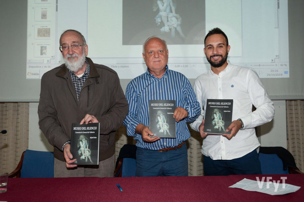 Marcos Zacarés (editorial Samaruc), Rafael Solaz (autor) y Alejandro Ramón (concejal de Cementerios) con el libro "el Museo del Silencio)