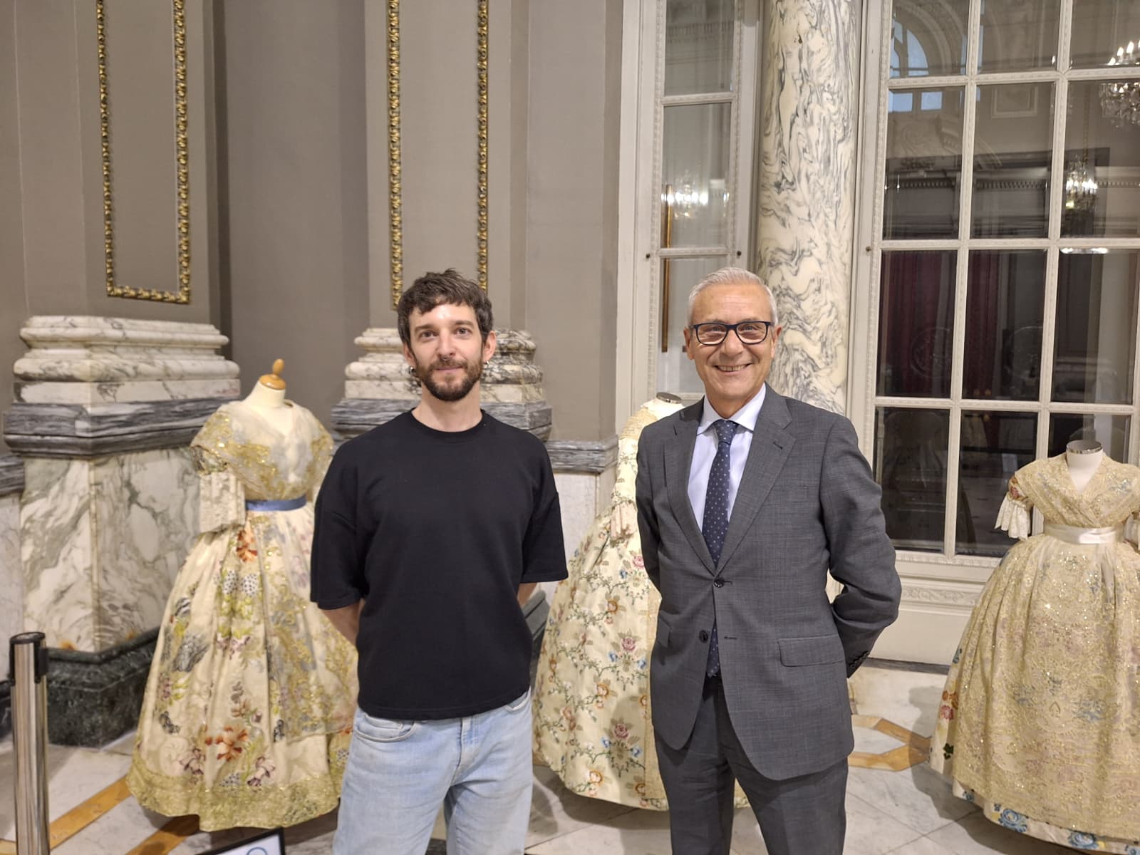 Santiago Ballester recibe en el Salón de Cristal a Miguel Hache, el ganador de la Imagen Grafica de las Fallas 2027