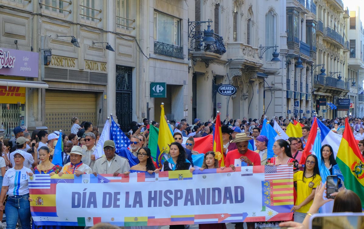 Desfile Internacional de las Naciones por el día de la Hispanidad en Valencia