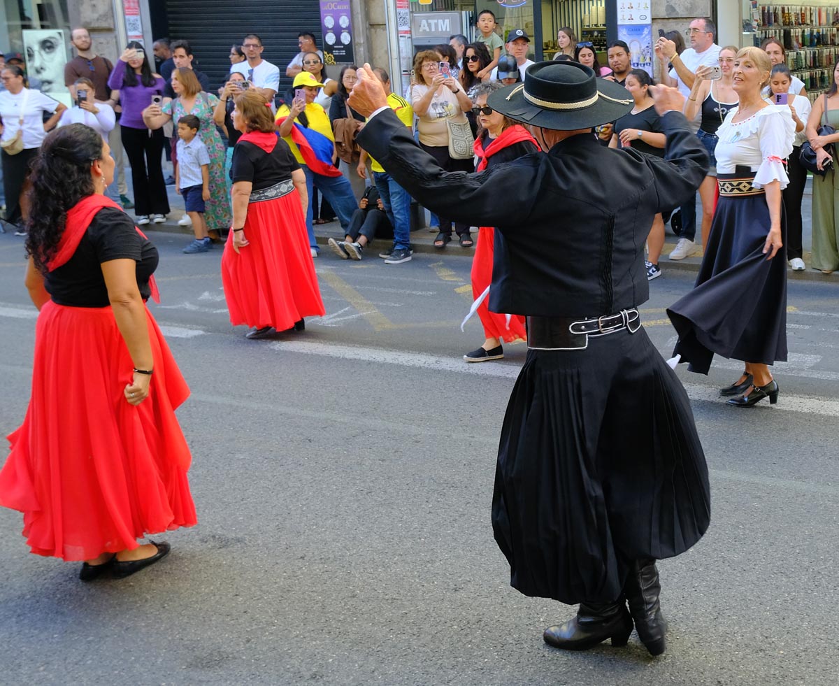 Desfile Internacional de las Naciones por el día de la Hispanidad en Valencia