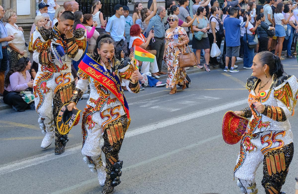 Desfile Internacional de las Naciones por el día de la Hispanidad en Valencia