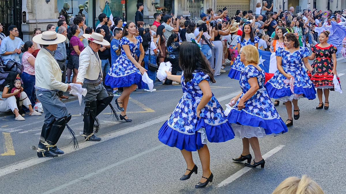 Desfile Internacional de las Naciones por el día de la Hispanidad en Valencia