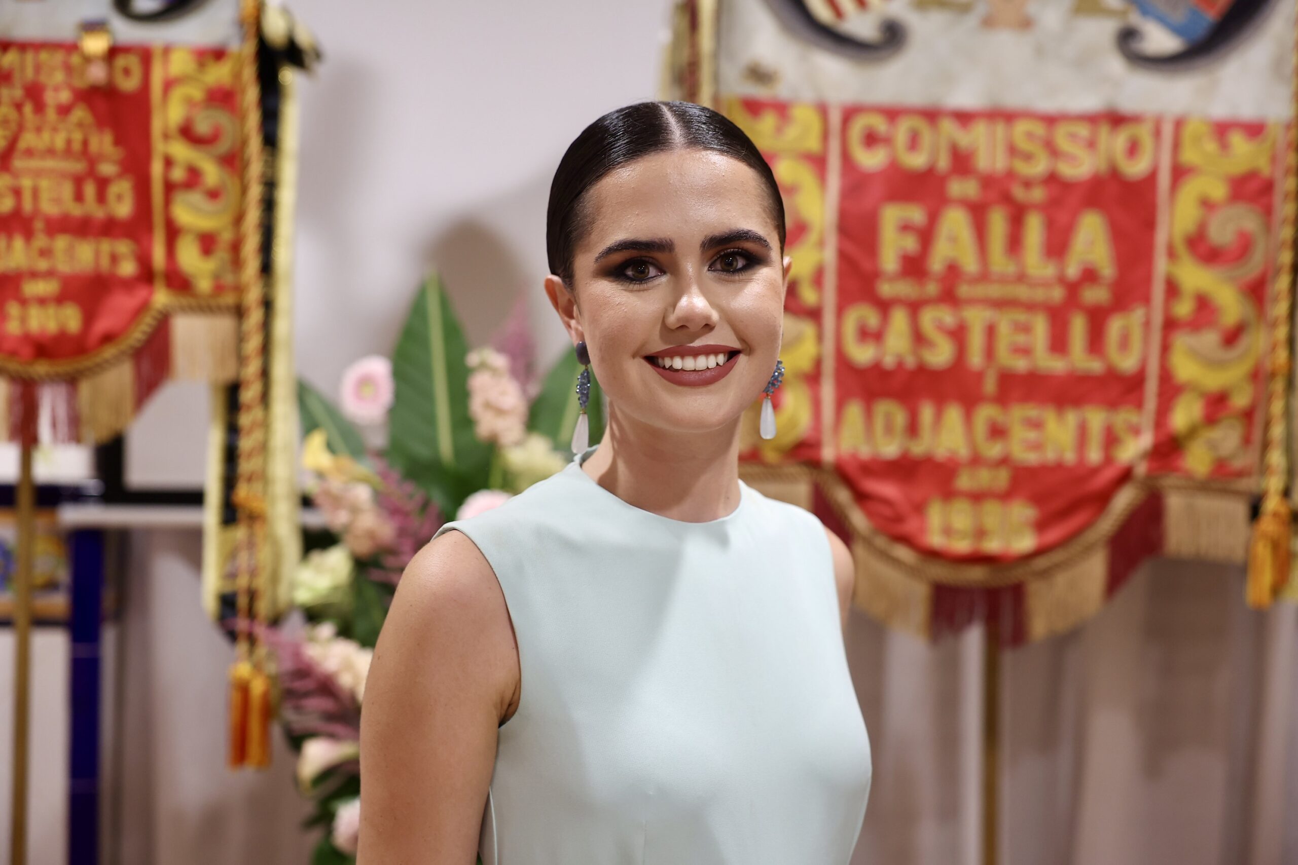 Beatriz también es, como Julia, fallera de cuna de Castellón-Segorbe, poseyendo el Bunyol d’Argent. Fue fallera mayor infantil de su comisión en 2012 y fallera mayor en 2026. Ha participado en las delegaciones de Relaciones Públicas, Infantiles, Festejos y Redes Sociales. Noche de ensueño Pero la jornada no ha terminado. Nada más desvelarse los nombres de las Falleras Mayores de Valencia 2027, profesionales de los medios de comunicación, amigos y conocidos y el colectivo fallero en sus más altos escalafones, así como la alcaldesa y concejales del ayuntamiento, han salido en desbandada hacia los domicilios o casales de ambas nuevas reginas de las fiestas josefinas para felicitarlas en persona y hacerles sus primeras fotos como Falleras Mayores de Valencia 2027. Empieza el reinado de 2027.