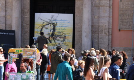El artista Luis Lonjedo pinta un lienzo enhonor a la Virgen de los Desamparados en una de las puertas de la Basílica