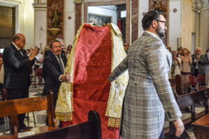 Momento de la entrega del manto en la Real Basílica de la Virgen de los Desamparados