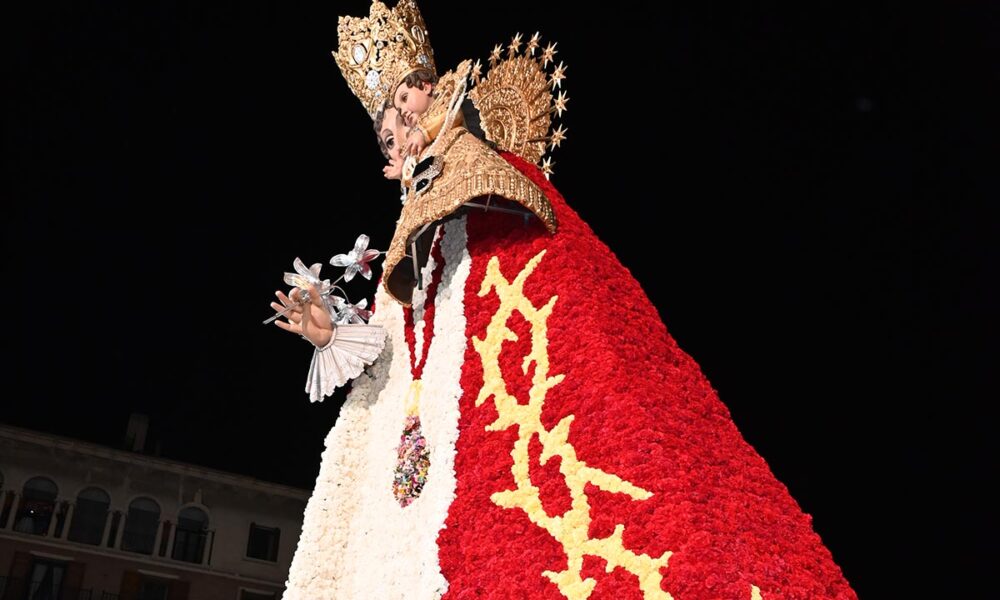 La ‘Geperudeta’ se convierte en un clamor floral por la paz en la ...