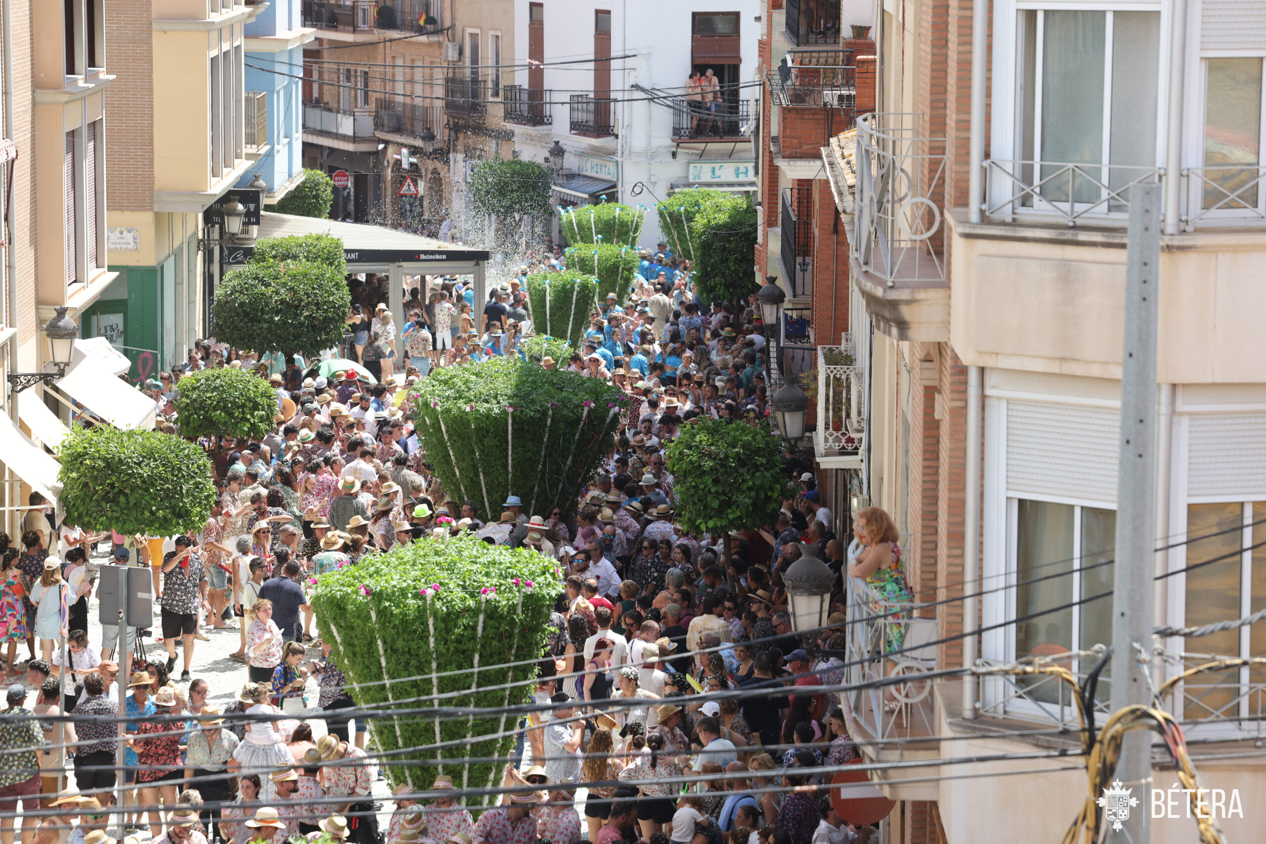 Bétera pasea sus alfàbegues entre toneladas de confeti
