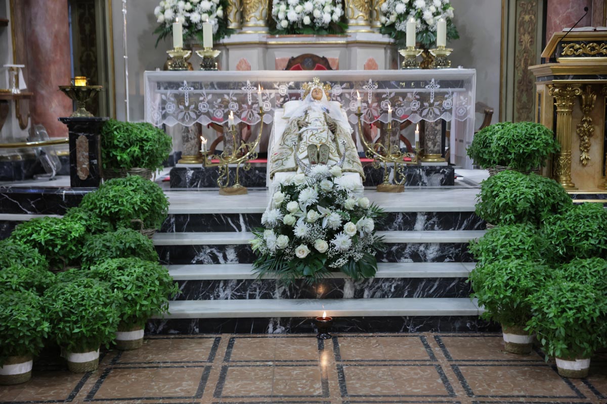Ofrenda de albahaca a Nuestra Señora de la Asunción en la iglesia de San Pedro de Paterna