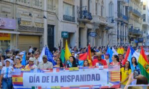 Desfile Internacional de las Naciones por el día de la Hispanidad en Valencia