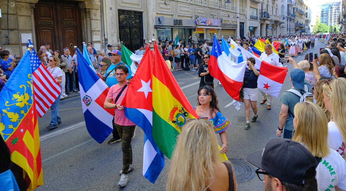 Desfile Internacional de las Naciones por el día de la Hispanidad en Valencia