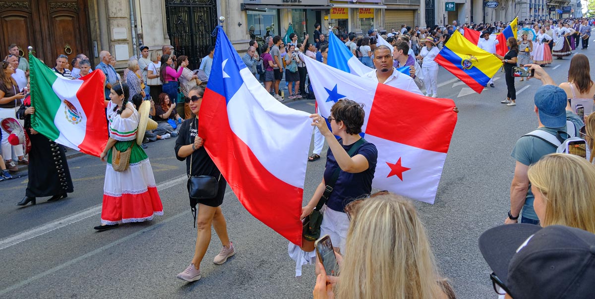 Desfile Internacional de las Naciones por el día de la Hispanidad en Valencia