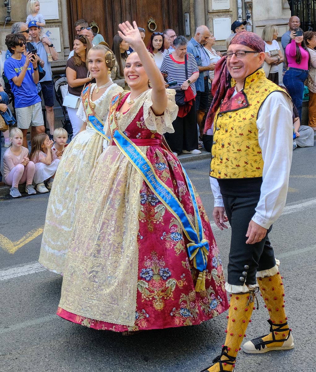 Desfile Internacional de las Naciones por el día de la Hispanidad en Valencia
